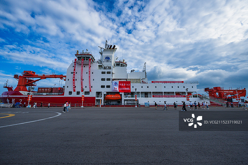 雪龙2号科考船停靠青岛奥帆中心码头图片素材
