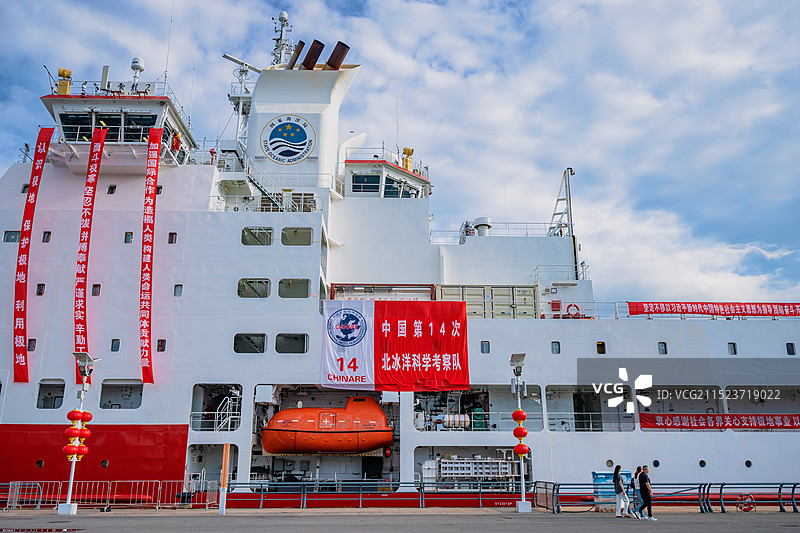 雪龙2号科考船停靠青岛奥帆中心码头图片素材
