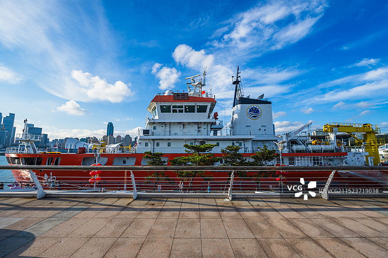 极地号科考船停靠青岛奥帆中心码头图片素材