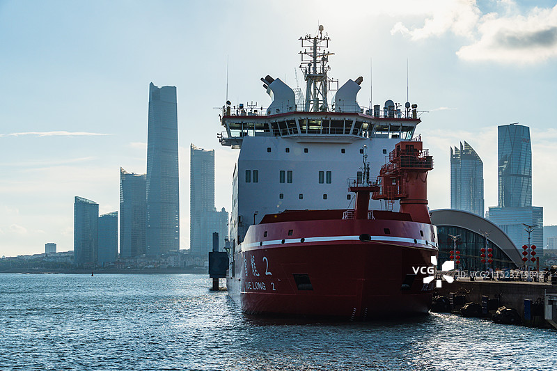 雪龙2号科考船停靠青岛奥帆中心码头图片素材