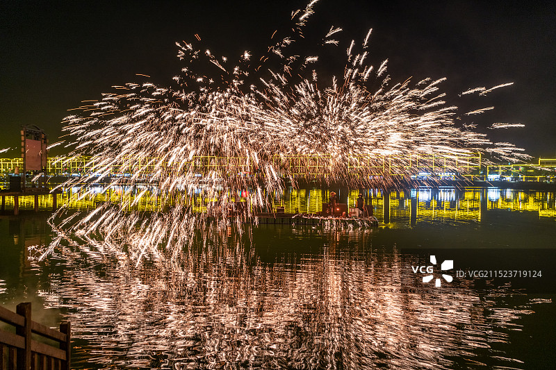 衡阳南岳里火壶打铁花表演图片素材