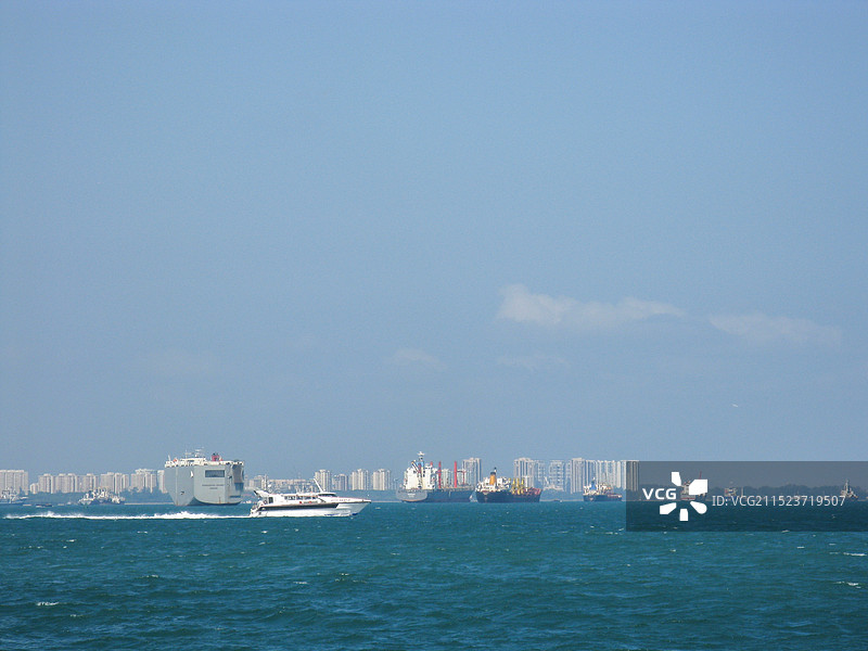 从新加坡龟屿岛上眺望新加坡本岛风光图片素材