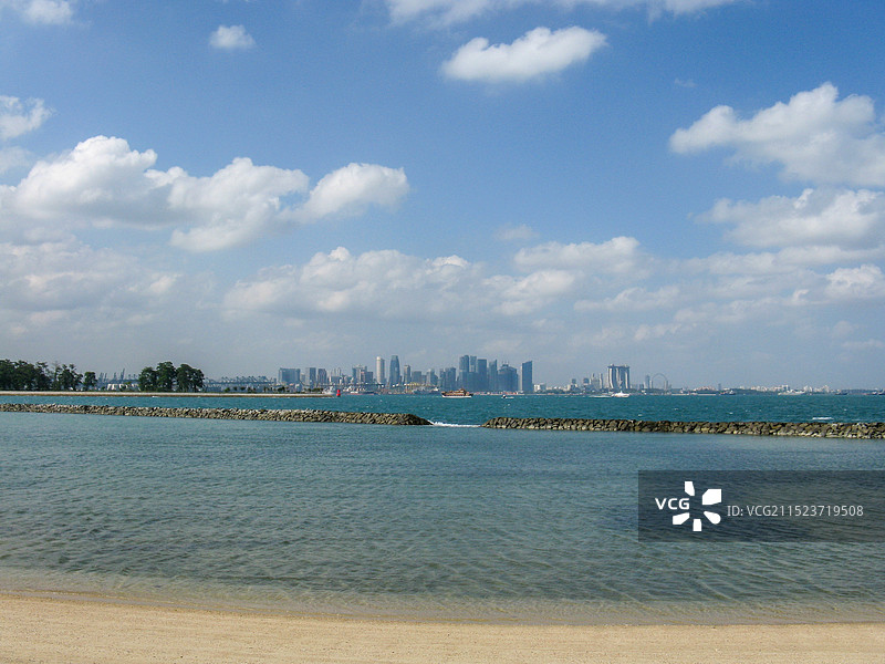 从新加坡龟屿岛上眺望新加坡本岛风光图片素材