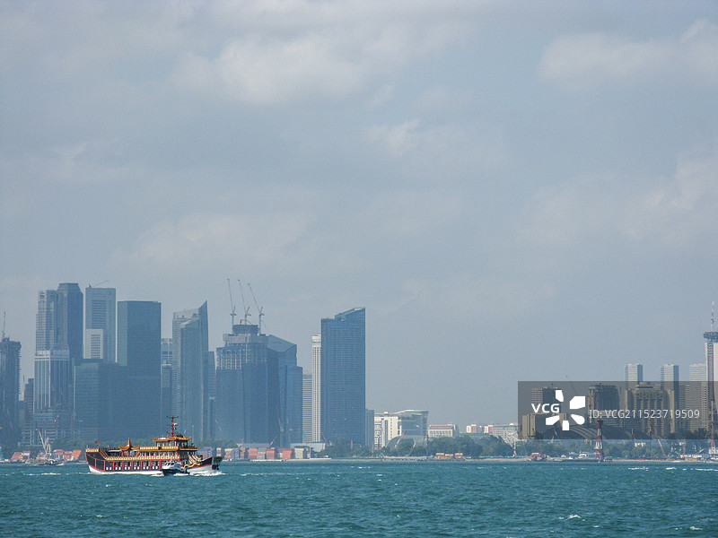 从新加坡龟屿岛上眺望新加坡本岛风光图片素材