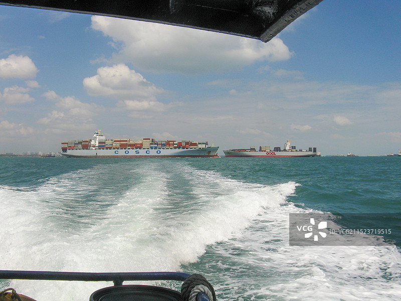 新加坡前往龟屿岛海上航线沿途的船舶风光图片素材