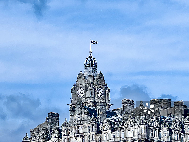 英国爱丁堡钟楼仰拍视角图片素材