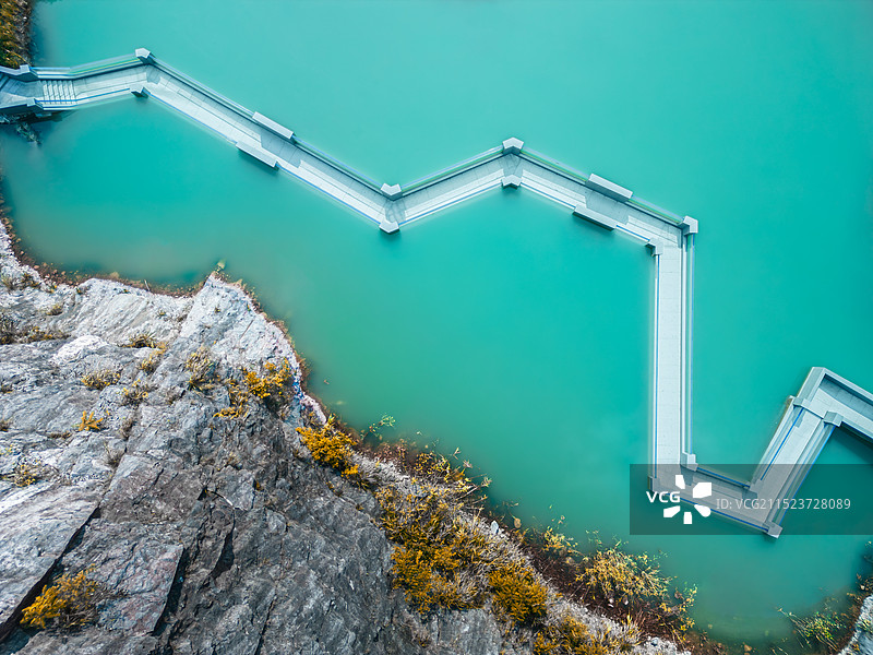 小冰岛人造湖中走廊图片素材