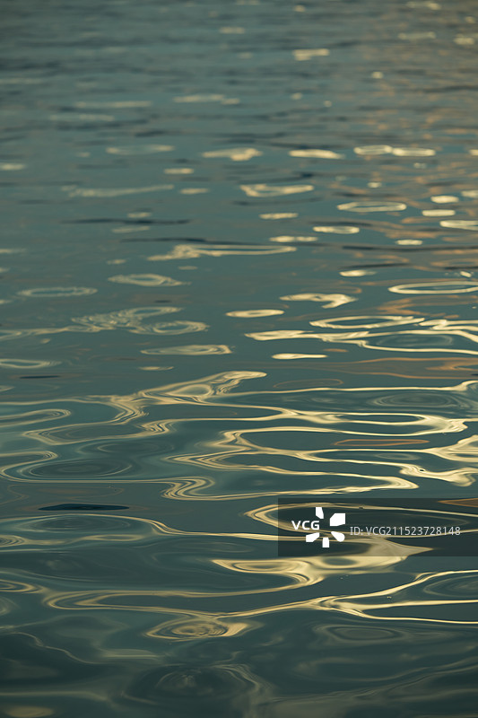 西湖落日的水波纹图片素材
