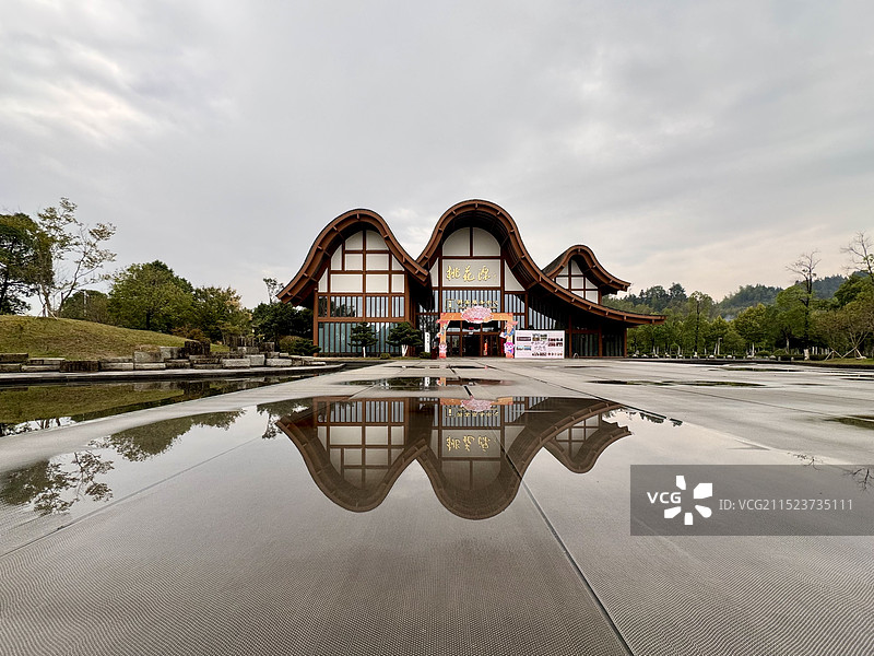 常德桃花源风景名胜区游客中心雨后倒影图片素材