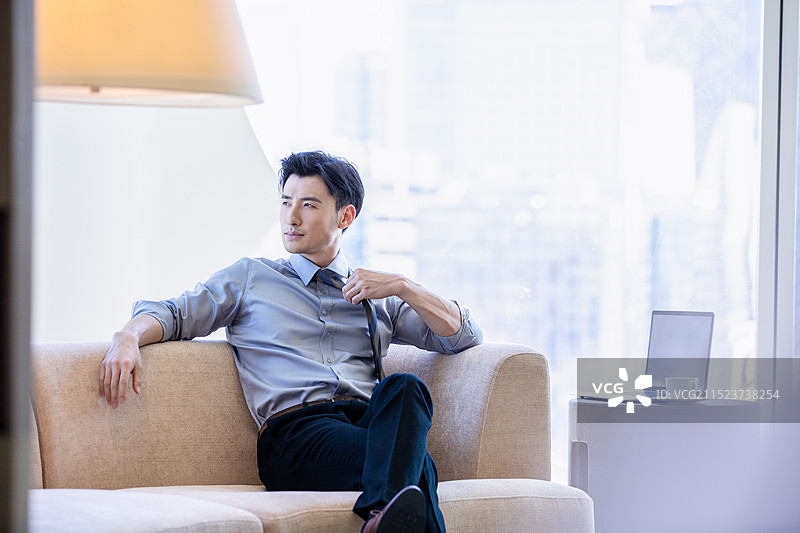 男商人在酒店房间工作后休息放松图片素材