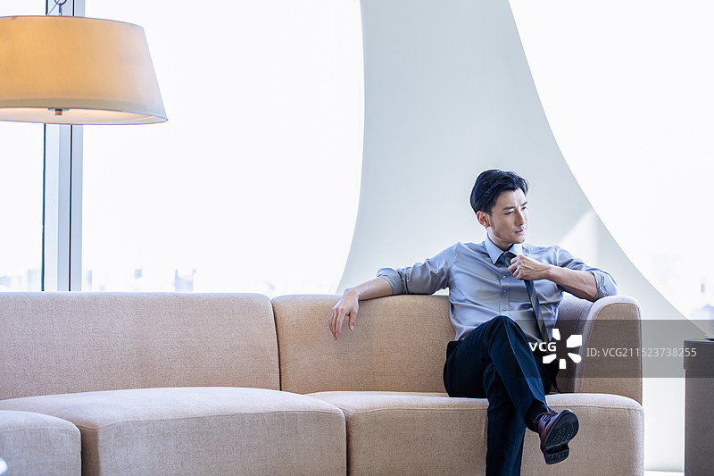 男商人在酒店房间工作后休息放松图片素材