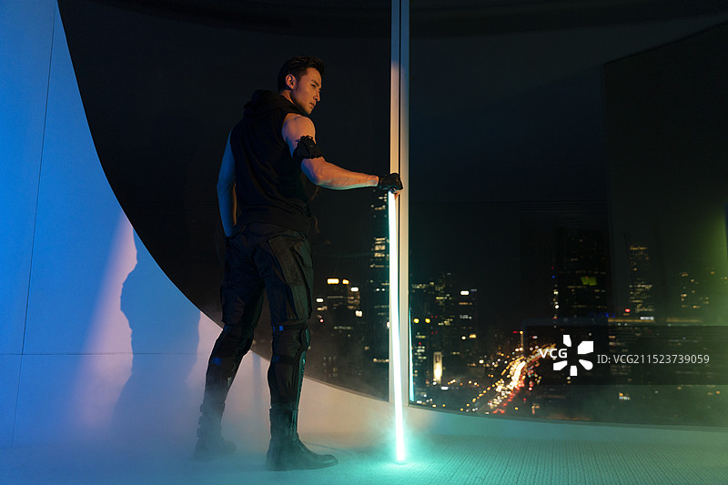 赛博朋克系列：未来男人拿着发光剑肖像图片素材