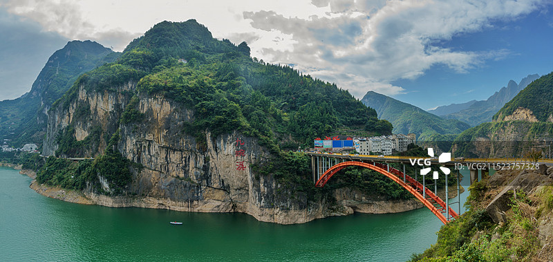 沿G348国道游三峡——九畹溪入江口的九畹溪大桥图片素材