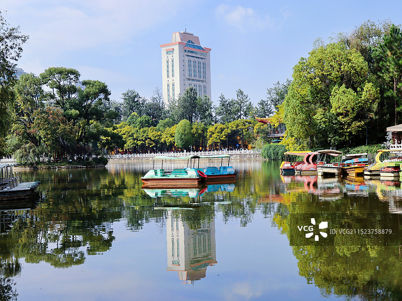 昆明翠湖公园里的游船图片素材