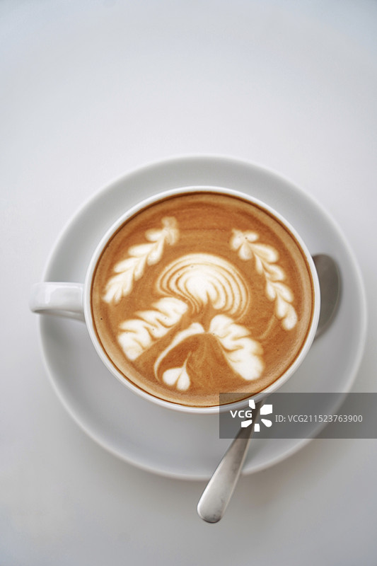 桌上卡布奇诺的高角度视图图片素材