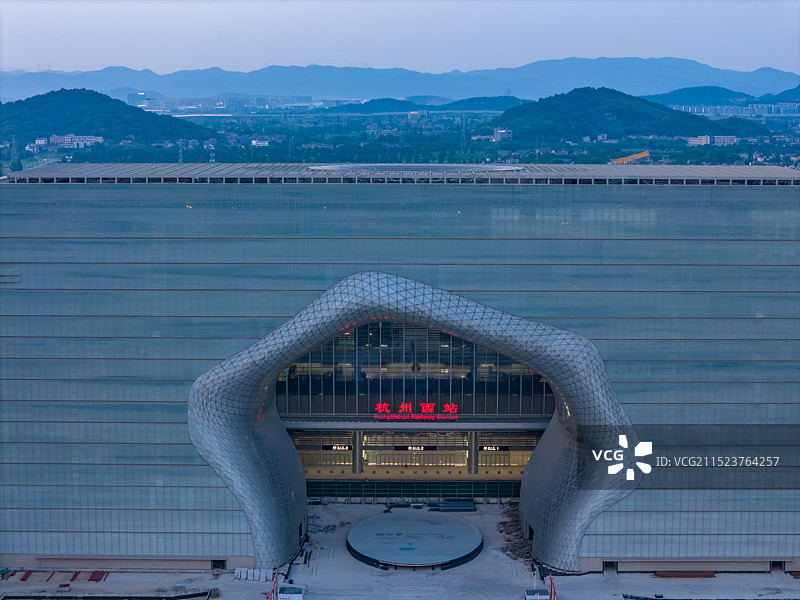 航拍杭州西站高铁站片区 交通枢纽 浙江杭州云城云门地标性建筑 杭州之门 金手指综合体建设施工工地图片素材