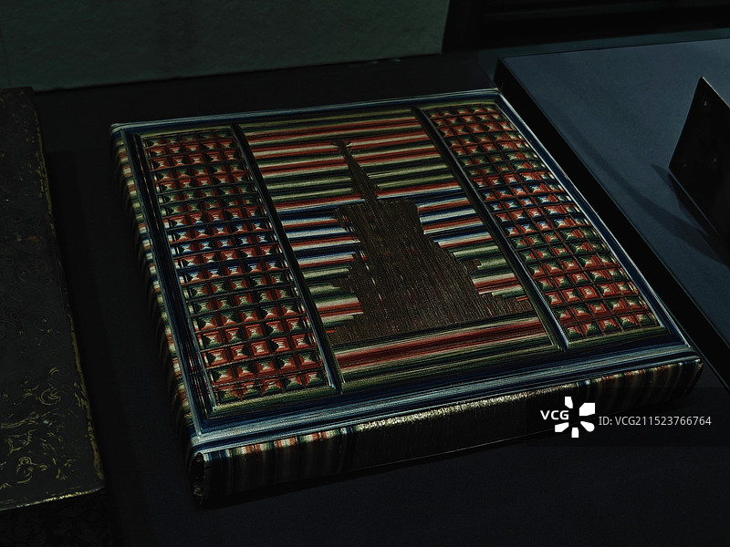 首都博物馆 清乾隆 五彩线编白塔图形密封册 白塔寺塔刹内采集图片素材