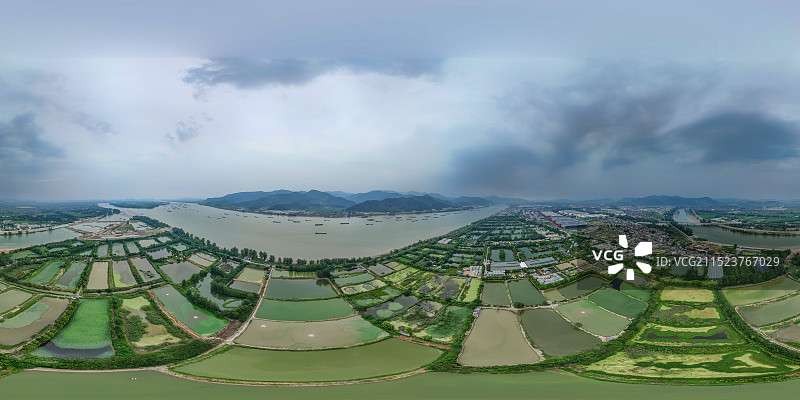 航拍浙江杭州东洲渔场大片鱼塘 720度小行星视角VR全景图片 富春江畔渔业养殖池塘 淡水鱼养殖基地图片素材