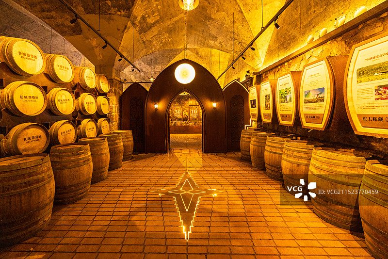 长城上山间酒庄风光图片素材