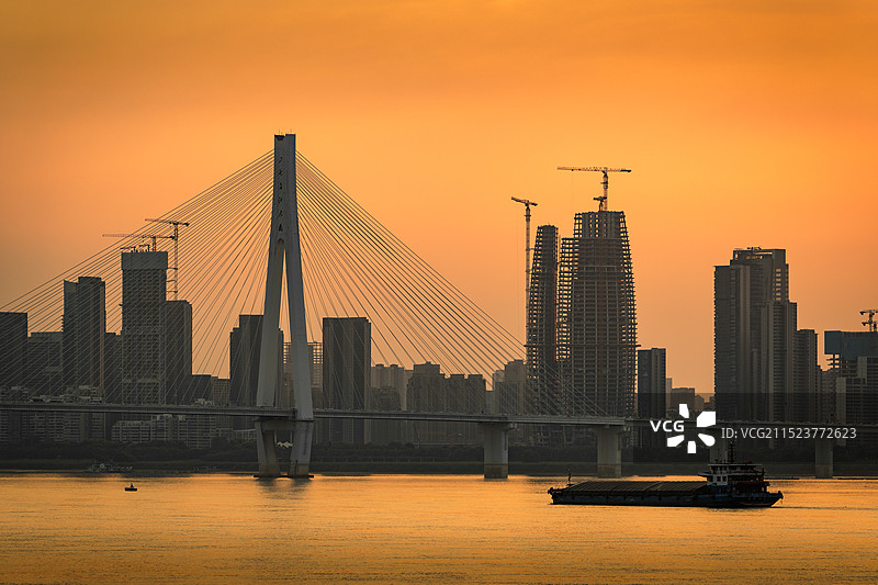 黄昏时刻的武汉二七长江大桥和在建中的泰康金融中心图片素材