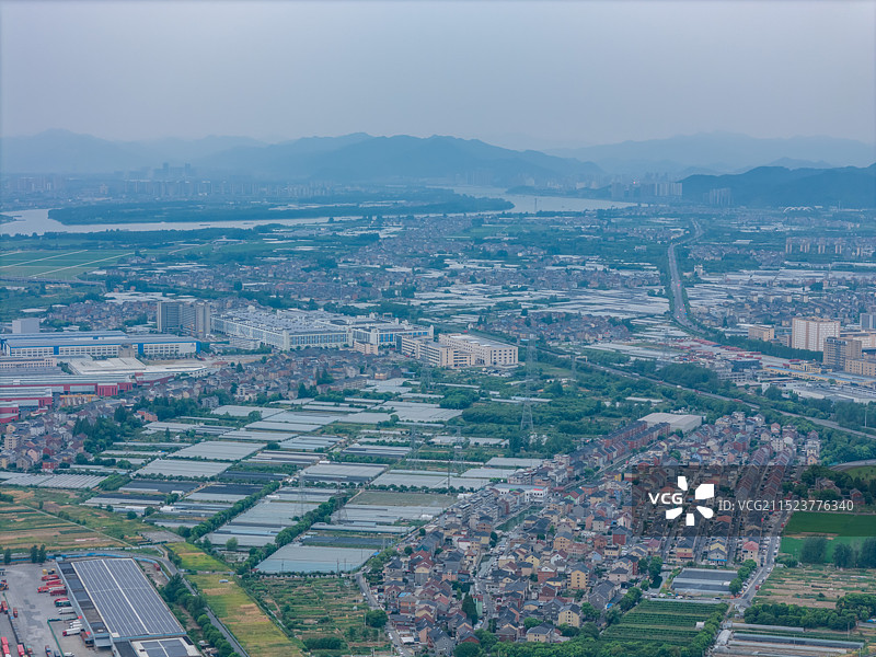 航拍浙江省杭州市富阳区东洲街道的学校沙村 小村庄民居林立 美丽乡村 种植大棚 富春山居美丽村图片素材