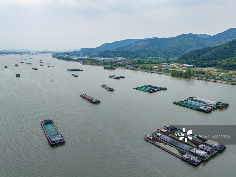 航拍浙江杭州富春江富阳段锚地 货运船舶自然锚泊区 水运货船 钱塘江富春江浦阳江三江口图片素材