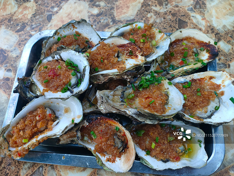 湛江烤生蚝搭配黄色的蒜蓉图片素材