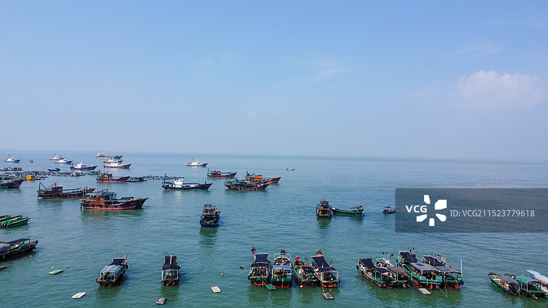 停泊在海上的船只的高角度航拍视图图片素材