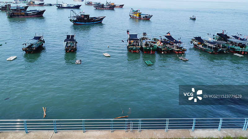 停泊在海上的船只的高角度航拍视图图片素材