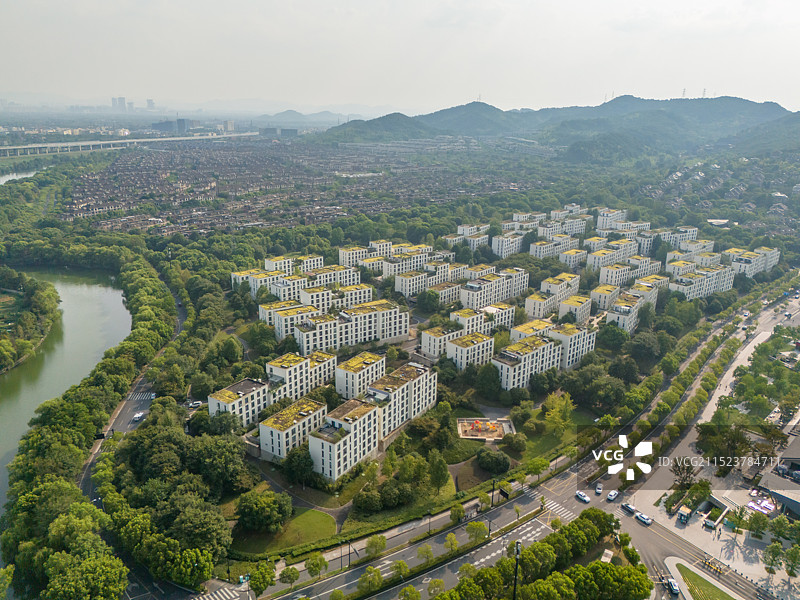 航拍城市垂直绿化屋顶花园 浙江杭州余杭区居民小区楼顶 金叶佛甲草图片素材