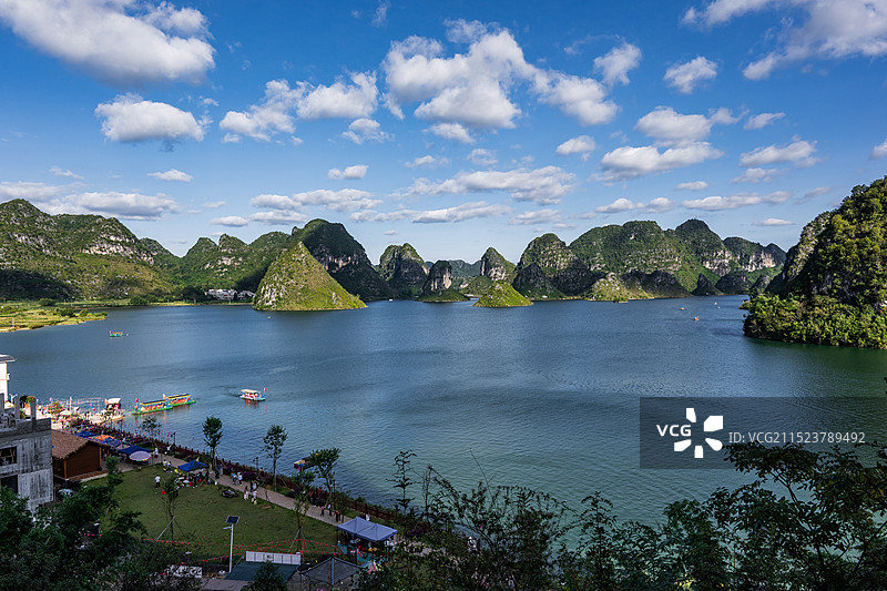 半山腰俯瞰渠洋湖图片素材