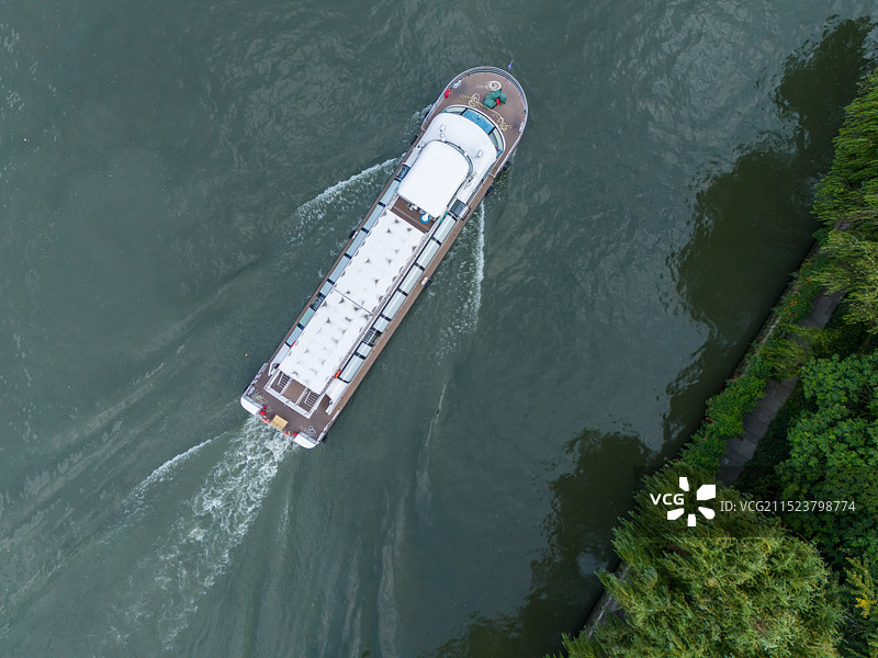 航拍京杭大运河杭州城区富义仓遗址公园段 观光游船驶过河面 江南水乡京杭运河图片素材