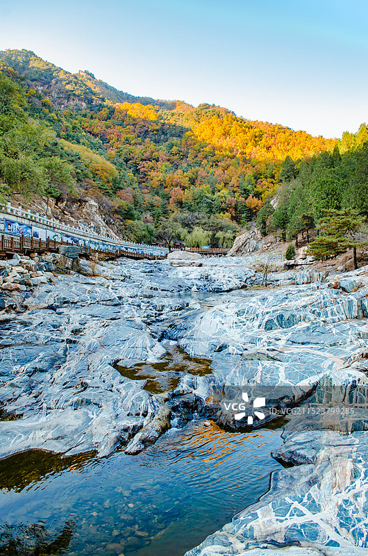 中国非都市风光拍摄主题，山东泰安岱岳区彩石溪风景区，秋天黄色的山脉和蓝色的天空和河流，户外白昼无人图图片素材