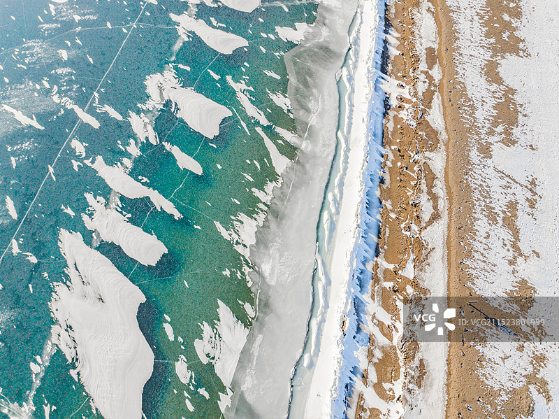 新疆赛里木湖冬季雪景航拍图片素材
