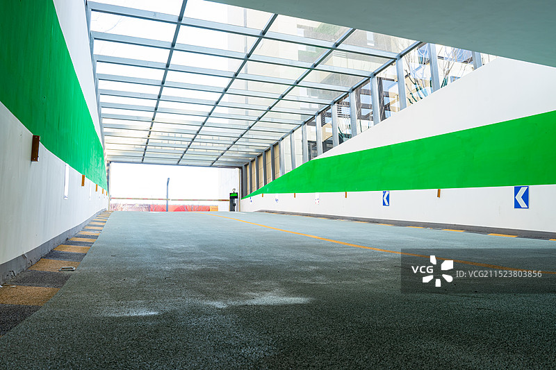 中国城市交通拍摄主题，地下停车场地下车库入口出口的通道和两侧蓝色箭头标志，室内白昼无人图像摄影图片素材
