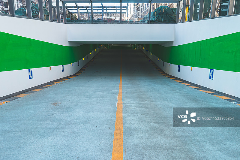 中国城市交通拍摄主题，地下停车场地下车库入口出口的通道和两侧蓝色箭头标志，室内白昼无人图像摄影图片素材