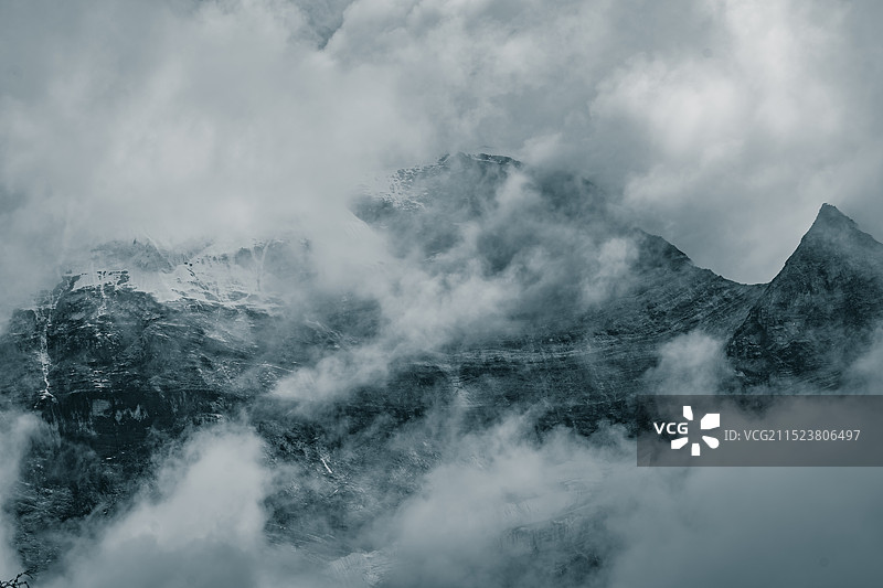 稻城亚丁云雾缭绕的大山图片素材