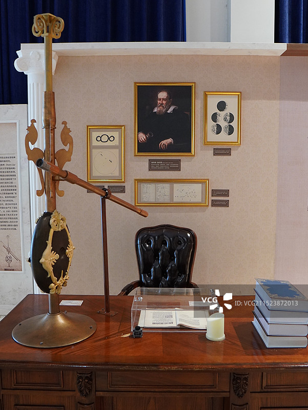 北京天文馆的镜图史话展（天文望远镜和伽利略等）图片素材