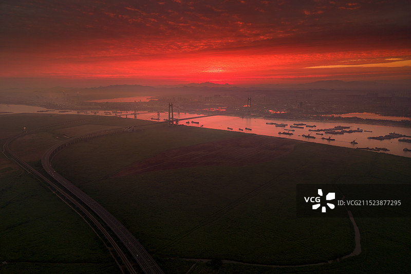 岳阳洞庭湖风景区枯水季-洞庭大桥、洞庭特大桥上的朝霞日出航拍图片素材