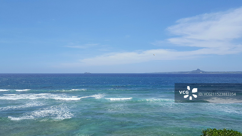日本冲绳县国头郡本部町，海洋博公园和远方的伊江岛图片素材
