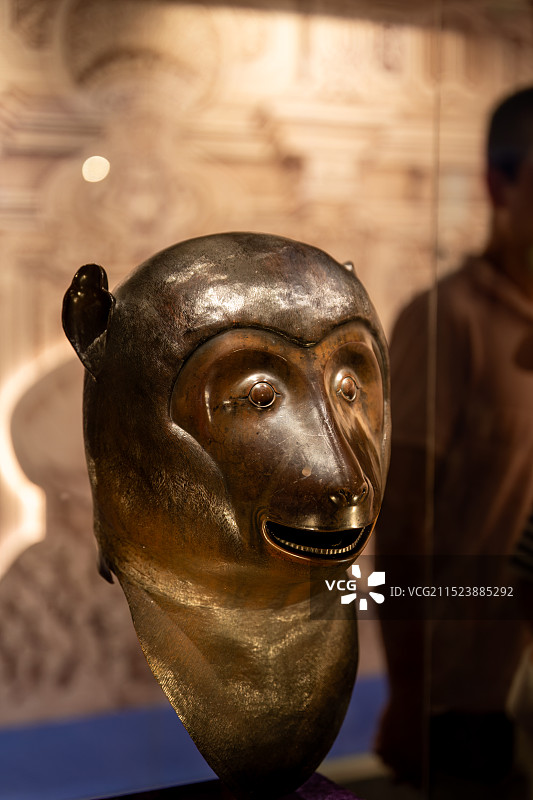 博物馆中陈列的十二生肖兽首猴首图片素材