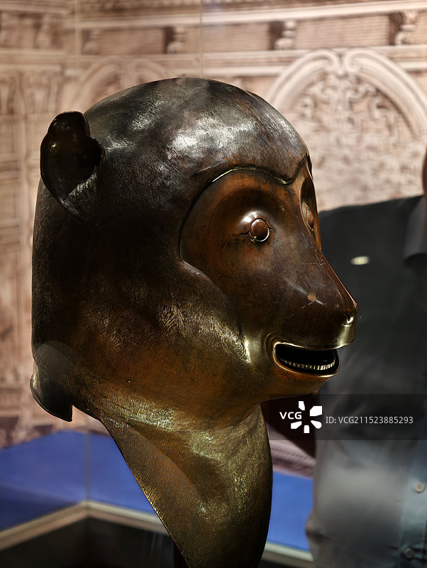 博物馆中陈列的十二生肖兽首猴首图片素材