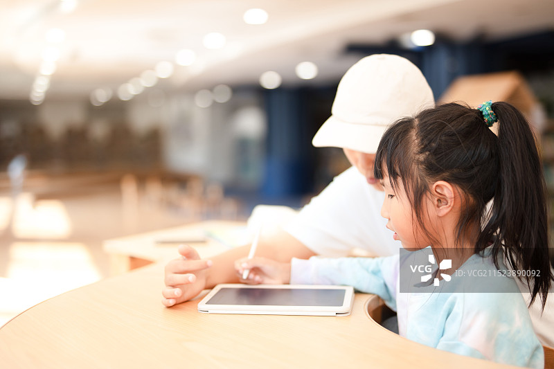 妈妈陪伴孩子在图书馆学习图片素材