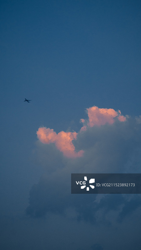 粉色云朵和飞机图片素材