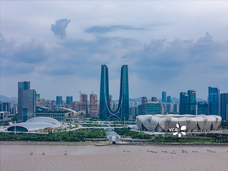 航拍杭州奥体博览城杭州奥体中心体育场 隔钱塘江远眺 杭州世纪中心摩天大楼 都市滨江建筑群图片素材