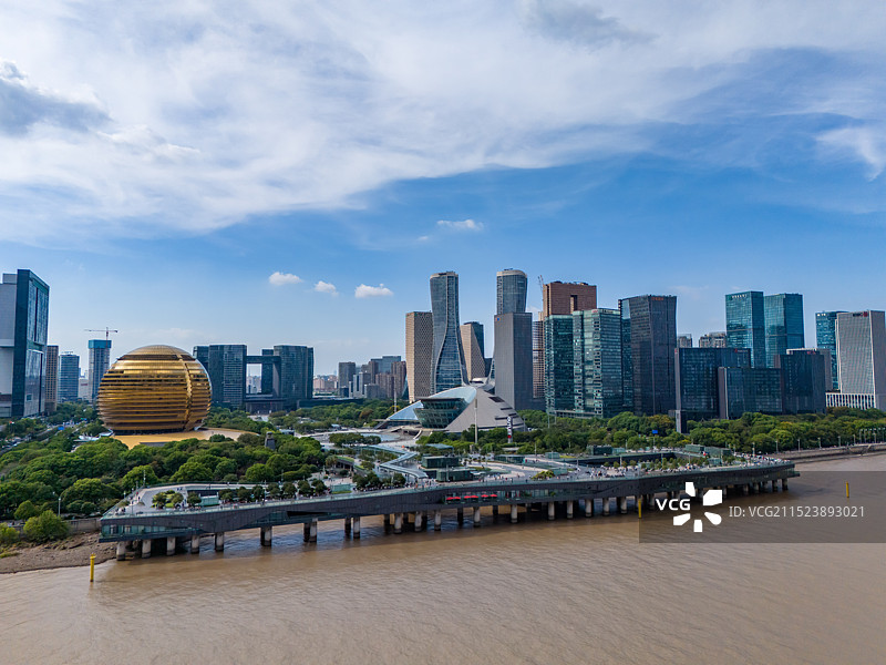 航拍杭州洲际酒店杭州国际会议中心 地标建筑大金球 钱塘江畔杭州城市阳台 都市风光 杭州大剧院图片素材