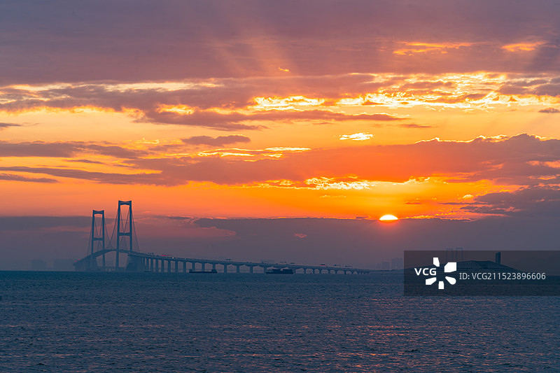 日落时分的深中通道图片素材