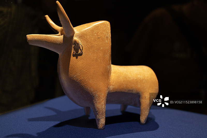 公牛形象的彩陶图片素材