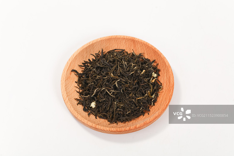 白色背景上，木盘里的茉莉花茶图片素材