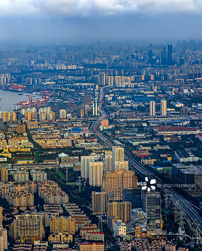 黄浦江张华浜集装箱码头 逸仙高架路 同济路 宝莲城 上海宝山主城区 宝钢老工业基地城市更新图片素材